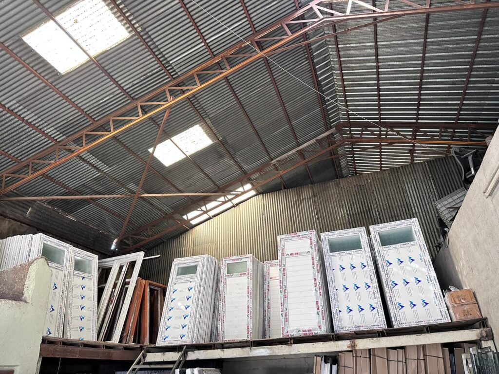 PVC kapı ve pencere imalat stok alanı